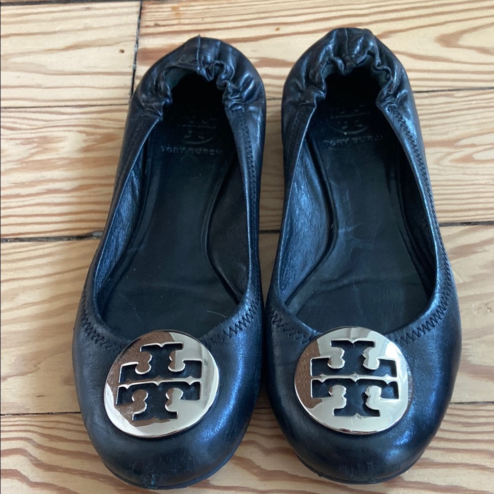 Tory Burch Black Flats with Iconic Logo in Silver